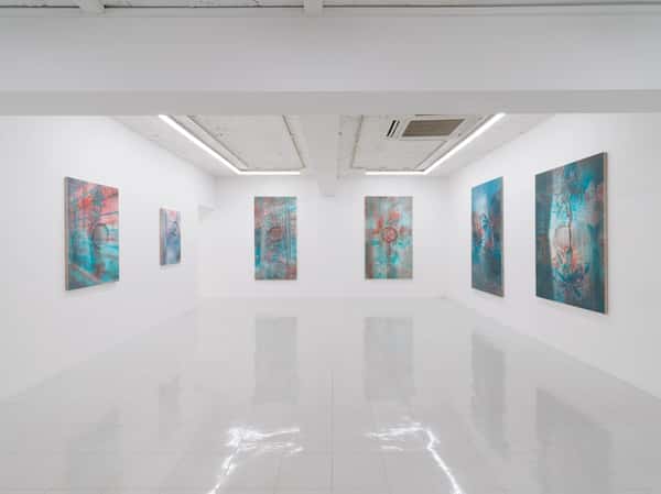 地へ、地の上空へ、水晶宮の内へ、外へ